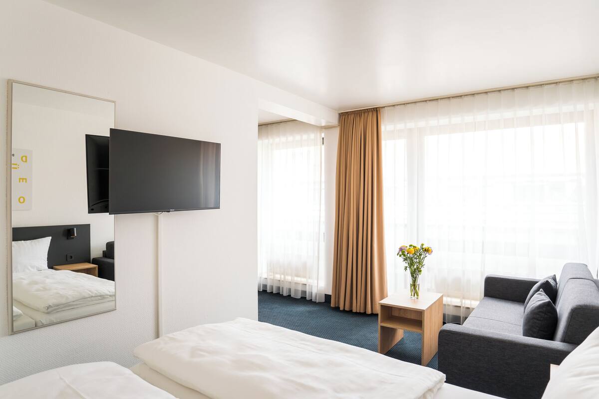 Desk, soundproofing, free WiFi, bed sheets
