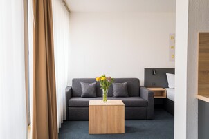 Escritorio, sistema de insonorización, wifi gratis y ropa de cama 