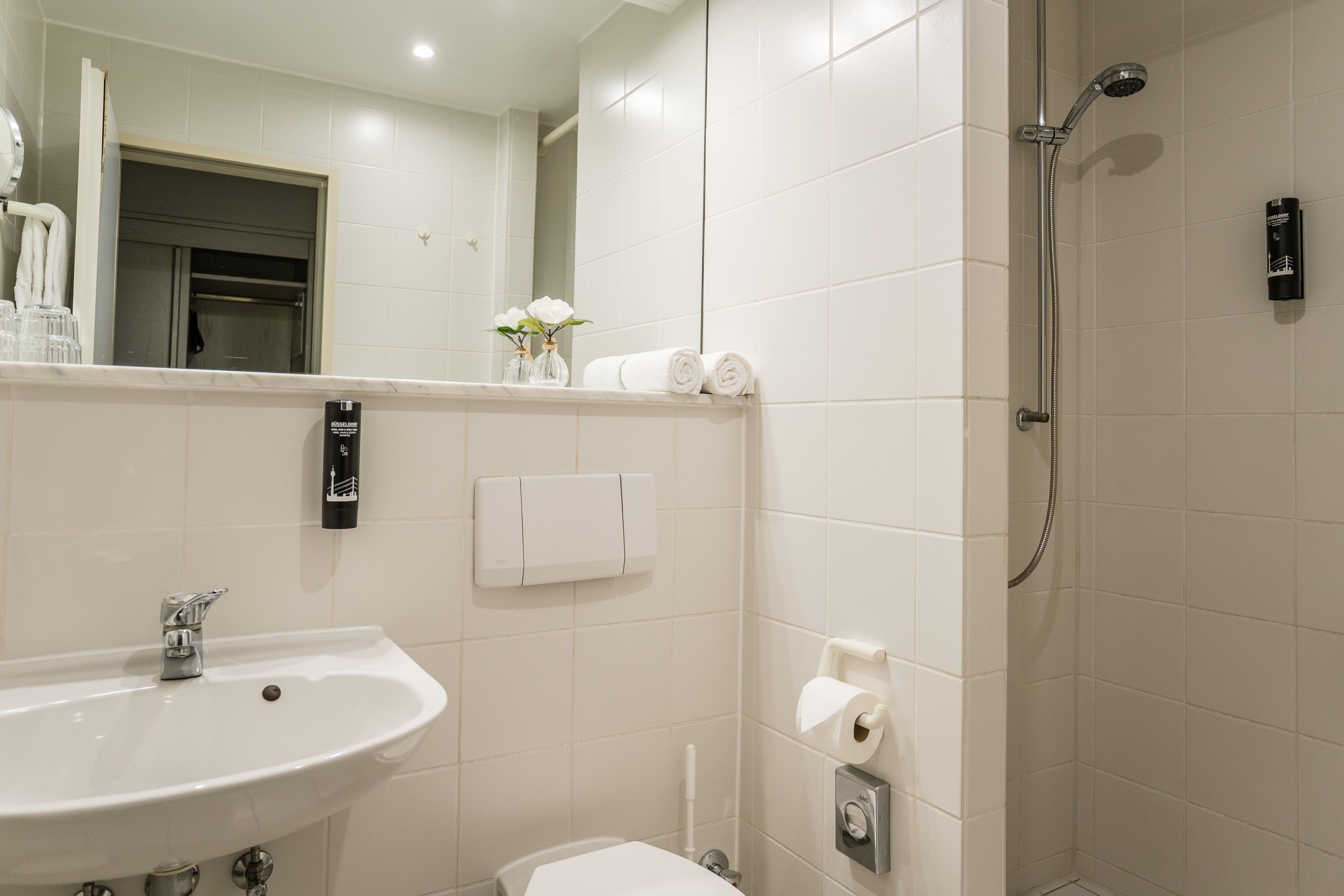 Douche, articles de toilette gratuits, serviettes fournies