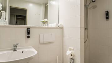 Douche, articles de toilette gratuits, serviettes fournies
