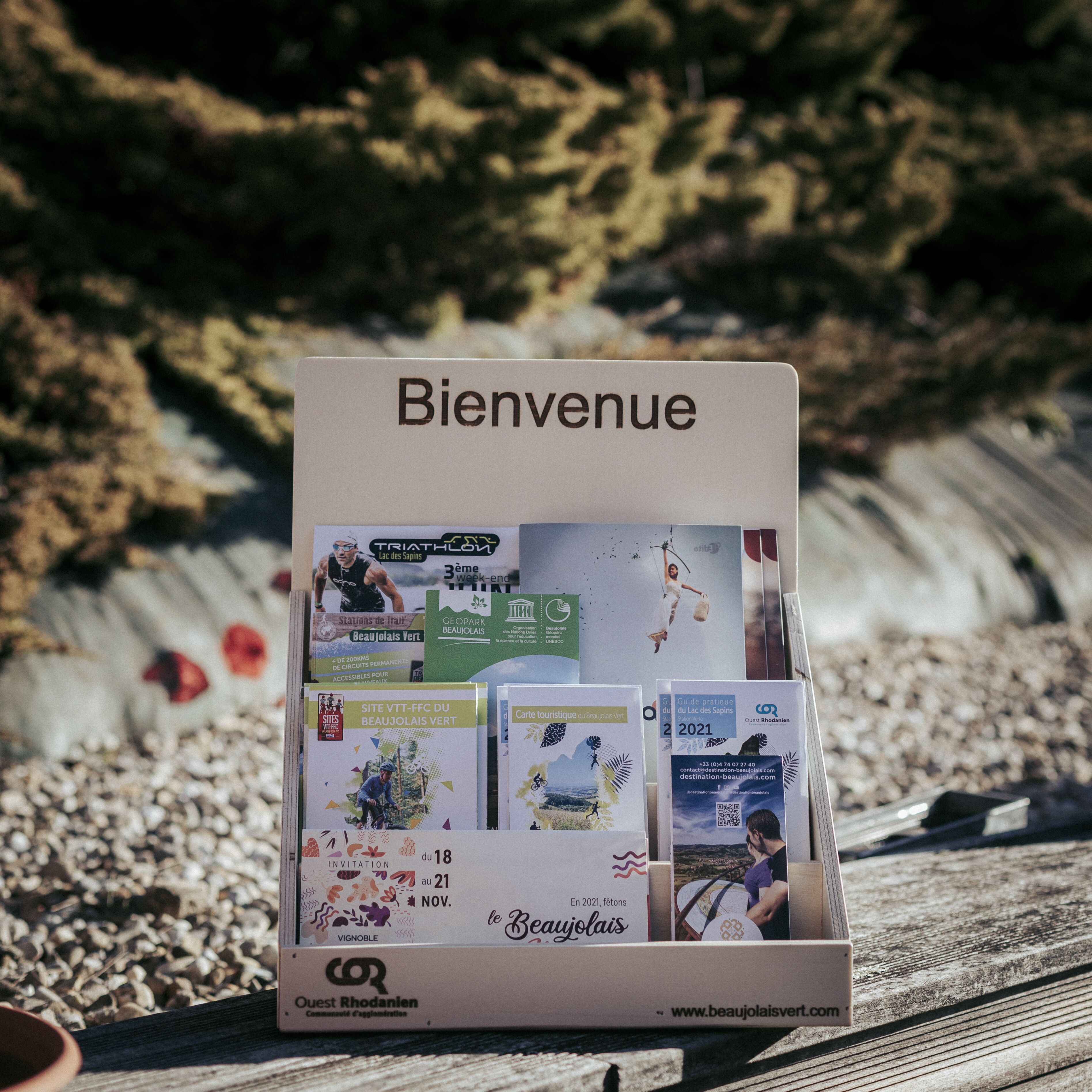 Een ontvangsttafel met diverse brochures en informatie over Beaujalais Vert.