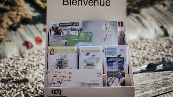 Een ontvangsttafel met diverse brochures en informatie over Beaujalais Vert.