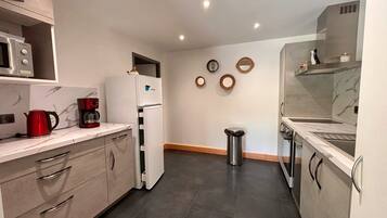 Premium Apartment (Le Cocon) | Private kitchen | Fridge, microwave