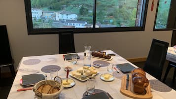 Desayuno completo diario (EUR 15 por persona)