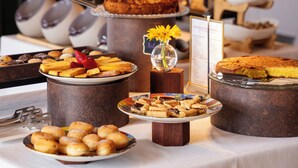 朝食 (ビュッフェ)、毎日提供 (無料)