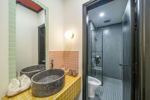 Een douche, gratis toiletartikelen, een haardroger, pantoffels