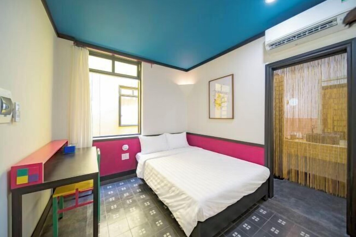 1 dormitorio, minibar, escritorio y tabla de planchar con plancha