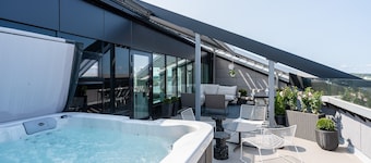 15th Floor Penthouse with Jacuzzi & 60m2 Terrace