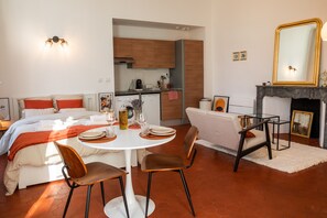 1 Schlafzimmer, Schreibtisch, Bügeleisen/Bügelbrett, Reisekinderbett