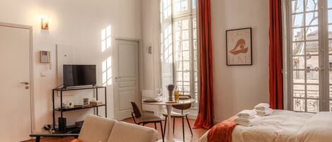 1 chambre, bureau, fer et planche à repasser, lit parapluie