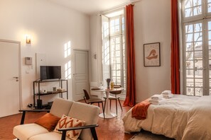 1 Schlafzimmer, Schreibtisch, Bügeleisen/Bügelbrett, Reisekinderbett