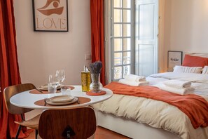 1 Schlafzimmer, Schreibtisch, Bügeleisen/Bügelbrett, Reisekinderbett