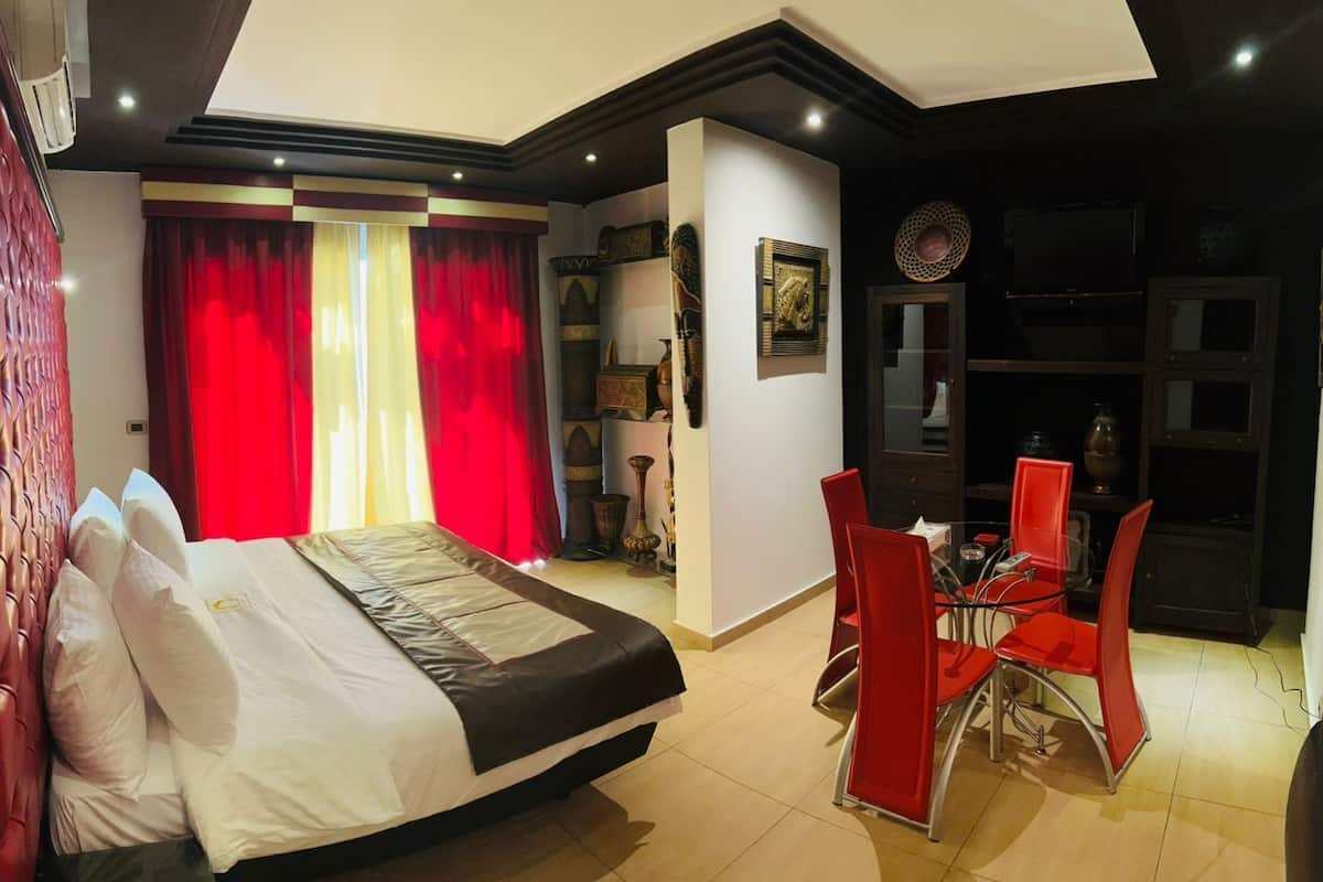 ห้องลักซ์ชัวรี่สตูดิโอสวีท | ผ้าปูที่นอนฝ้ายอียิปต์, เครื่องนอนระดับพรีเมียม, โต๊ะทำงาน, Wi-Fi ฟรี