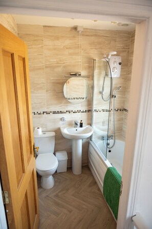 Haartrockner, Handtücher, Seife, Toilettenpapier