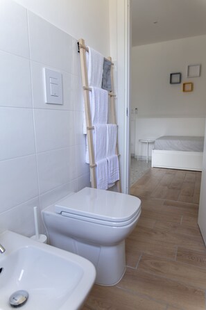 Bathroom - King Room with Balcony (Napoli)