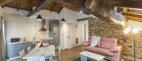 Apartamento família (Las Dornas) | Cozinha privada | Geladeira grande, micro-ondas, cooktop, lava-louças