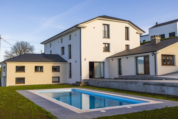 Piscine extérieure (ouverte en saison)