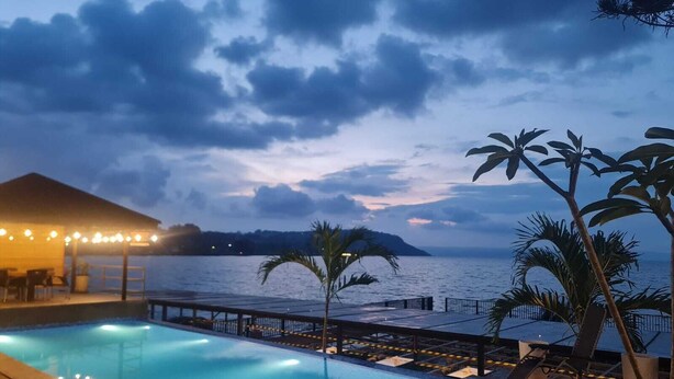 Outdoor pool, pool loungers - PURNAMA BALIGE HOTEL (Balige)