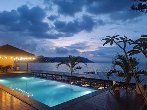 Piscine extérieure, chaises longues