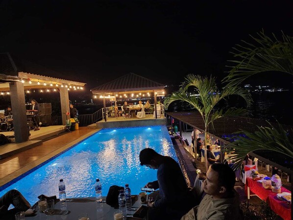 Piscina externa, espreguiçadeiras