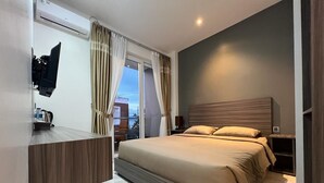 Desk, iron/ironing board (on request), free WiFi, bed sheets - PURNAMA BALIGE HOTEL (Balige)