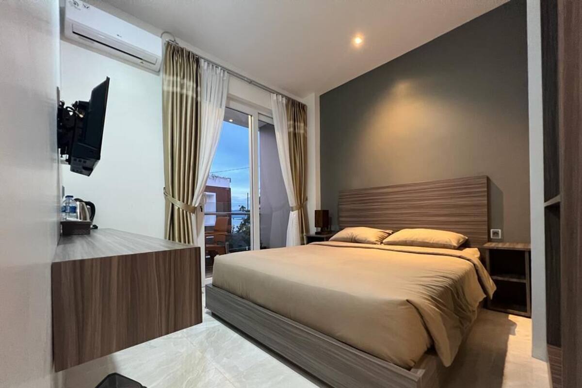 Deluxe Double Room | Desk, iron/ironing board (on request), WiFi (free), bed sheets