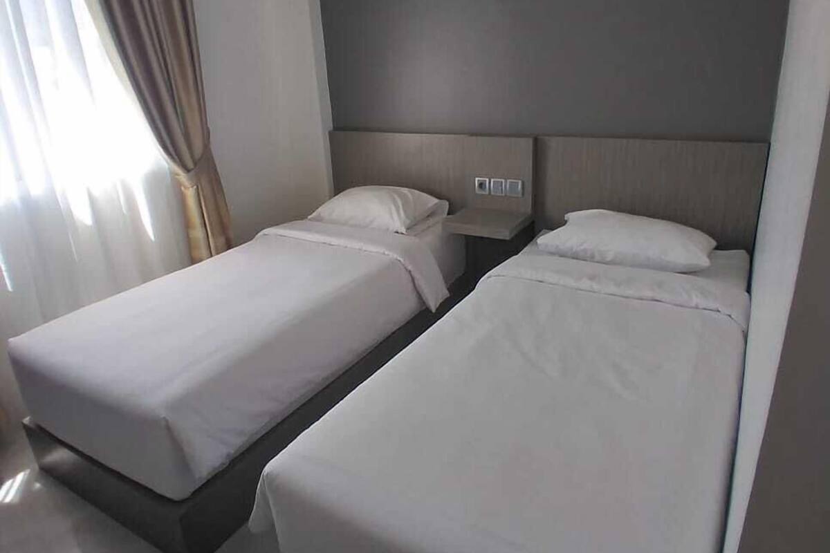 Standard Twin Room | Desk, iron/ironing board (on request), WiFi (free), bed sheets