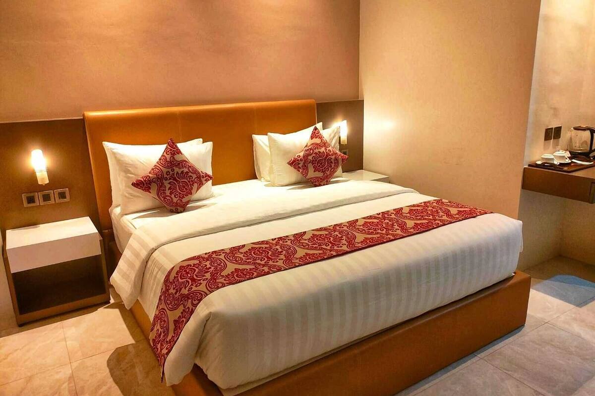 Desk, iron/ironing board (on request), WiFi (free), bed sheets