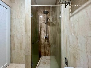 Douche, douche hydromassante, chaussons, bidet