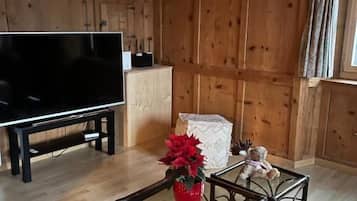 スタンダード コンドミニアム | リビングルーム | 80 cmの液晶テレビ (デジタル放送視聴可)