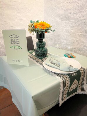 Breakfast, lunch and dinner served - Gasthaus Alpina Salouf (Surses)