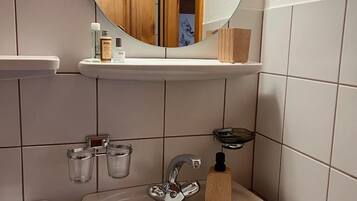 Standard Room, 1 Queen Bed | Bathroom | Shampoo, toilet paper