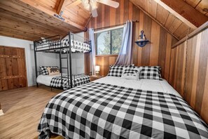 3 bedrooms, desk, travel crib, WiFi