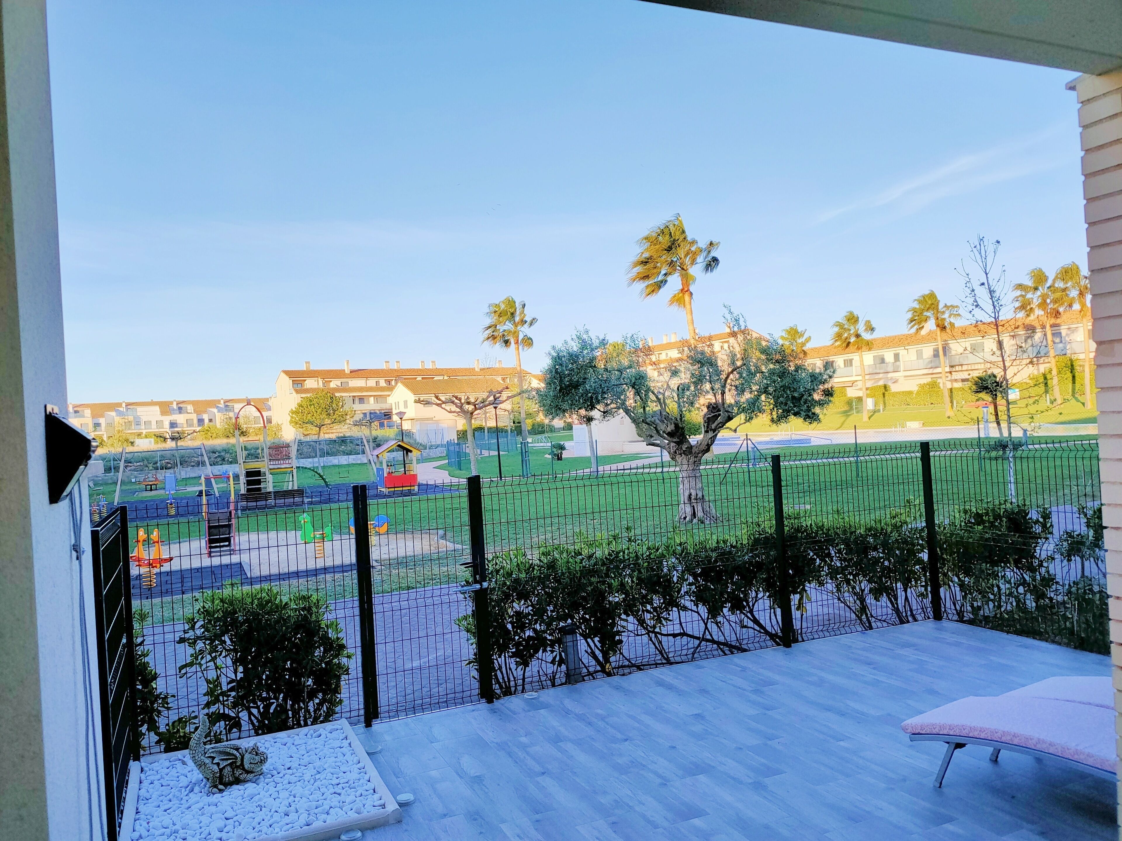 Terraza con vistas a la piscina y zona de niños