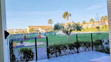 Terraza con vistas a la piscina y zona de niños