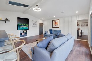 TV connectée, table de tennis de table, livres