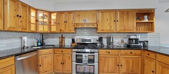 Chicks on Canal: 1 Min from Buckeye Lake Marina