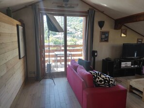 Smart-TV, Bücher, Stereoanlage