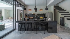Superior Villa | Özel mutfak | Buzdolabı, set üstü ocak, ekmek kızartma makinesi, blender 