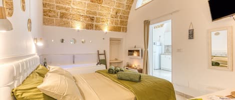 1 bedroom, bed sheets