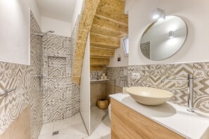 Badewanne, Haartrockner, Handtücher