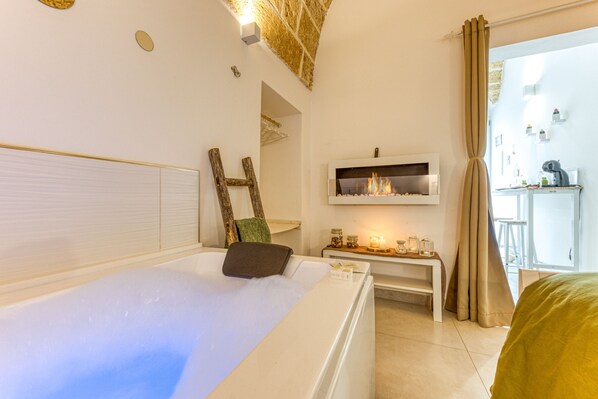 Interior - Apartment 'Con Vasca Idromassaggio' with Air Conditioning (Presicce)