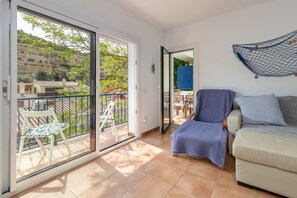 Una televisión, una chimenea