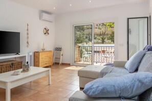 Televisión y chimenea 