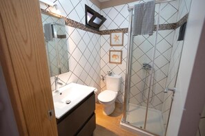 Douche, sèche-cheveux, serviettes fournies