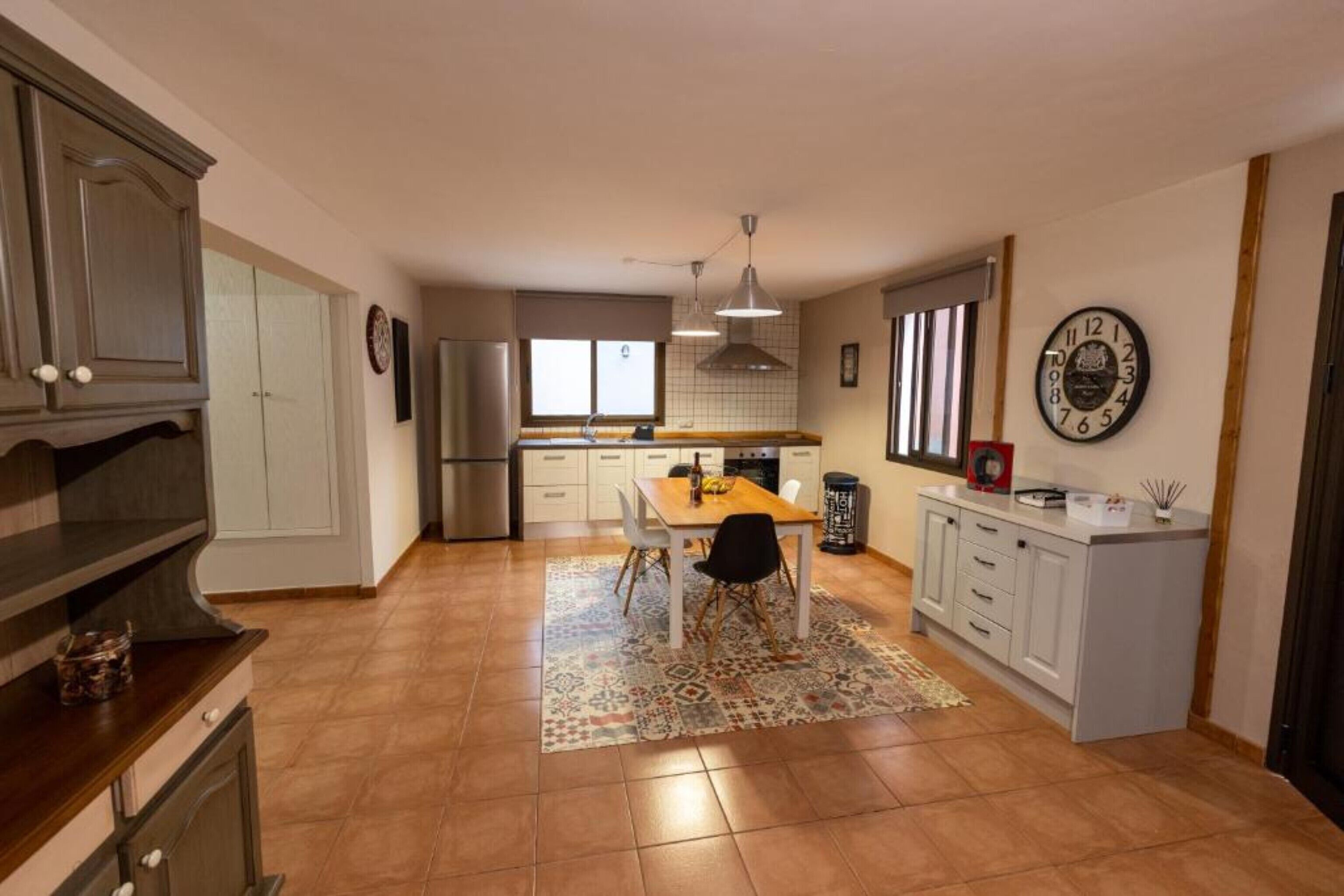 Frigorífico, horno, placa de cocina y cafetera o tetera