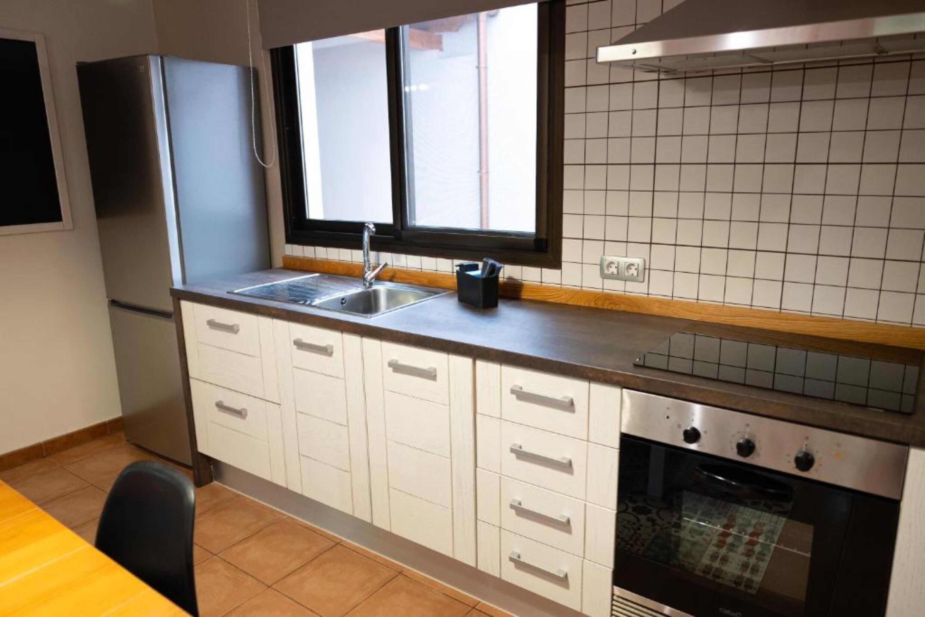 Kühlschrank, Ofen, Herdplatte, Wasserkocher mit Kaffee-/Teezubehör