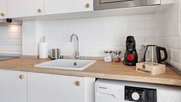 Een koelkast, een microgolfoven, een oven, een kookplaat