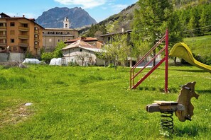 Children's area - Apartment 'Alta Valle Maira C' with Mountain View, Shared Garden and Wi-Fi (Acceglio)