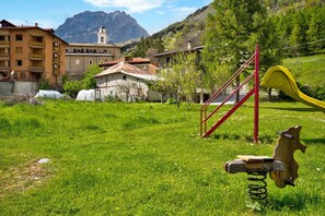 Children’s area - Apartment 'Alta Valle Maira C' with Mountain View, Shared Garden and Wi-Fi (Acceglio)